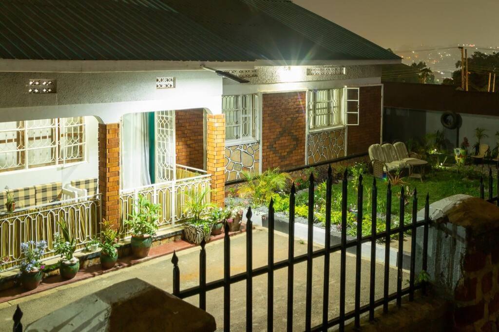 City Oasis By Siima _ Hidden Gem City Family Home Kampala Eksteriør billede