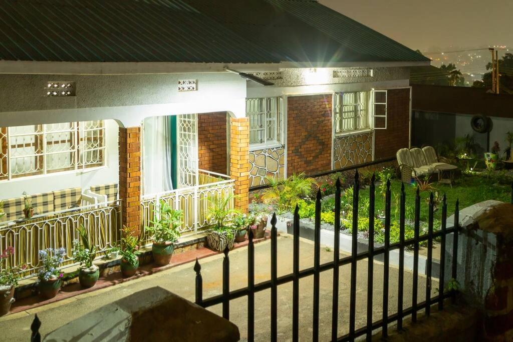 City Oasis By Siima _ Hidden Gem City Family Home Kampala Eksteriør billede